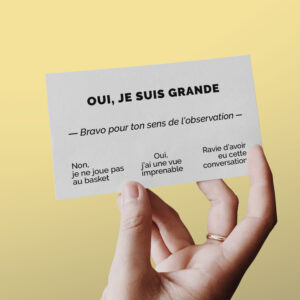 carte de visite drôle - oui je suis grande tenue en main