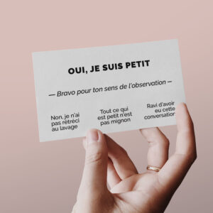 carte de visite amusante - oui je suis petit, tenue en mains