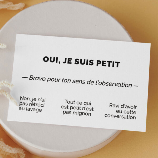 carte de visite amusante - oui je suis petit, posée